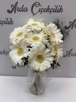 cam vazoda beyaz gerbera arajmanı